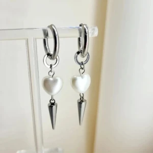 Handgjorda örhängen - Handgjorda örhängen●Följ :@ekjewelryofficial🤲 ● 💎Material- 100% rostfritt stål  och pärlor ●Örhängeskrokar -rostfritt stål. Nickel fri. Längd -5cm. Vattentåliga, ändrar inte färgen! 