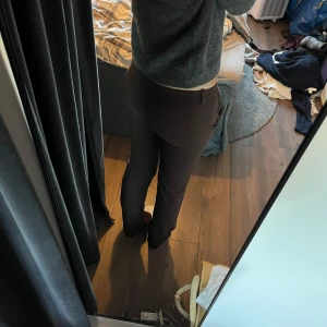 Höstliga kostymbyxor - Super fina bruna kostymbyxor from Vero Moda. Omsydda till Low waist själv så går inte att hitta i butik. Lite långa i benen på mig som ör 168😍