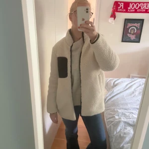 Teddy jacka - Säljer denna superfina teddyjacka från Veromoda som tyvärr inte kommer till användning! Nästan helt oanvänd! 🌟