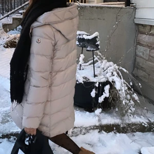 Moncler suyen - Säljer min Moncler Suyen🤎 Storlek 0. Färg: Beige 🤍 Helt äkta och det finns bevis. Inga slitage, tillkommer både dustbag och box.  Perfekta höst/vinter jacka🤌🏽 Skriv gärna för fler bilder🩶