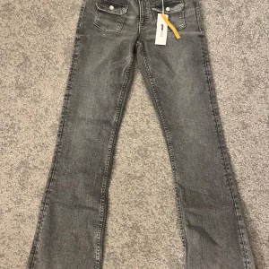 Lågmidjade jeans  - Super snygga Lågmidjade jeans. Aldrig använda då de va långa på mig men kan inte längre lämna tillbaka. Dom är i 164 barn men passar som xs,s