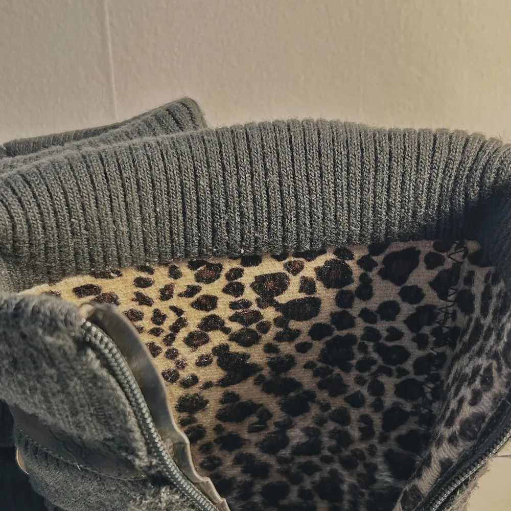 Säljer gråa boots i storlek 39 med leopardmönstrat foder. Jag har aldrig använt dem, köpta på second hand. Skorna är något slitna (se bild 3) både på fram- och baksidan men fortfarande i gott skick. . Skor.