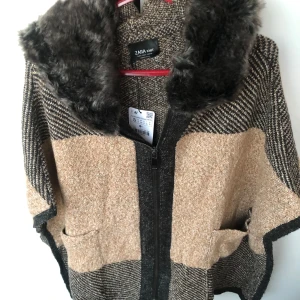 Poncho Zara - Superfin poncho från Zara i storlek S Nypriss 499  Mitt pris 350 kr