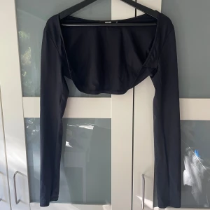 Bolero top - Söt bolero topp, alltså topp som endast täcker armarna!! I fint skick! 