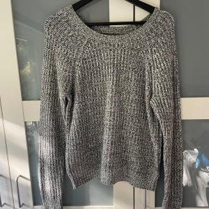 Grå stickad tröja - Grå stickad tröja från Abercrombie & Fitch i fint skick! 