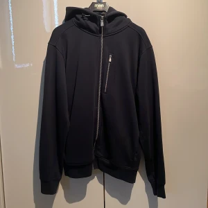 Sail racing bowman zip hoodie - Fräsch och impresip oanvänd hoodie. Mörk marinblå färg och storlek S men funkar lika bra som M med tanke på passformen. Pris kan diskuteras men är relativt fast