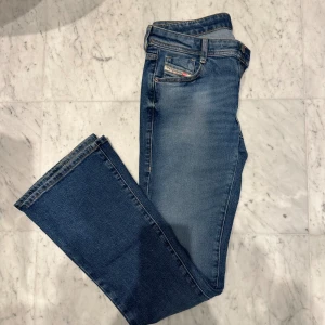 Diesel Jeans  - Sjukt fina diesel jeans i en cool ”urtvättad” blå. Använda MAX 5 gånger❤️Liten i storleken! 