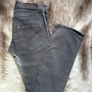 Dondup ”MUSIC” skinny fit - Hej, säljer nu ett par Dondup's i bra skick. Storleken är 31 och passar runt 185cm. Nypris är cirka 3500kr och kommer vara riktigt snygga nu i höst/vinter. Vi kommer att sälja liknande produkter nu närmare vinter så glöm inte följa profilen!🌊🍾