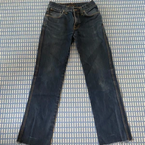 Råa bootcut Nudie Jeans 30/34 - Mörkblå Nudie Jeans i modellen heter Slim Jim och har boot cut. Storlek 30/34 Midjemått är 38cm. 