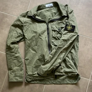 Stone Island overshirt - Stone Island overshirt i storlek S men passar bra till M. Bra skick utan defekter. Skick:9,5/10