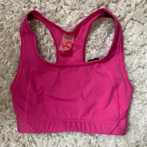 Sport Bh  - Helt oanvänd sport bh i rosa💕💕 OBS den har ingen padding!!🫣