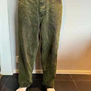 Sktigt snygga moss gröna Big boy jeans i storlek M. Säljer dem då det inte är min stil längre. Det sitterväldigt baggy. Skriv gärna vid minsta intresse eller fråga. Knappt använda ny pris 1500