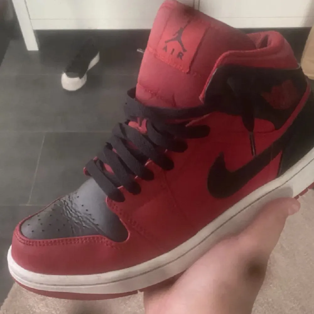 Säljer ett par snygga röda Nike Air Jordans i storlek 40. Skorna har en klassisk design med svart snörning och den ikoniska Nike-loggan på sidan. Perfekta för både vardag och fest! Skick 7 av 10 . Skor.