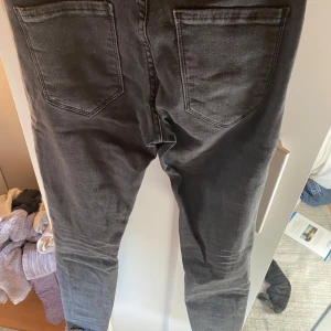 Jeans Gina tricot  - Skinny jeans från Gina tricot, str 34, andvända men omhändertagna. Avklippta nertill 