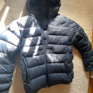 Peak jacka  - En helt oanvänd peak jacka i mörkblå. Är i storlek XXL. Men sitter som L. Är i mycket bra skick. Köpt för 2500kr ungefär säljer för 1500kr men det är inhe fast pris 