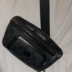 Gucci väska - Svart Gucci magväska, helt ny använd kanske 5 gånger som Max. Kvitto och boxen till väskan får du med också!  Ny pris 11,100 i guccis hemsida 