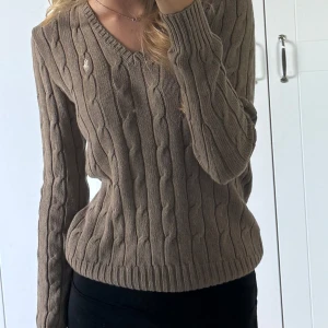 Ny Polo Ralph Lauren tröja  - Helt ny brun kabelstickad tröja från Polo Ralph Lauren. Prislapp kvar.