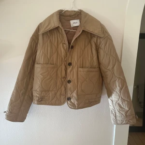 Jacka höst  - Säljer jacka, sparsamt använd från ENVI. Nypris 2500. 