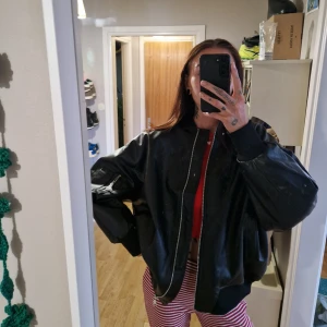 Oversized bomberjacka helt ny  - Oversized strl 36, super fin höstjacka  som är helt ny från boohoo, endast prövad!  