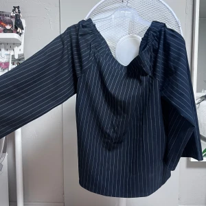 Tröja med axlar som show off  - Superfin tröja/blus som är använd endast 1 gång  Strl 42 men passar mig som är 38