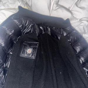 Moncler cardigan - Skick 9/10 Ny pris 11000kr Hör av er vid mer bilder eller funderingar Pris kan diskuteras lite