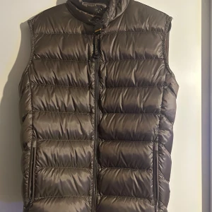 Parajumper väst - Helt ny, aldrig använd då den är för liten. Äkta såklart och köpt från kidsbrandstore för något år sedan