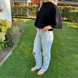 Zara jeans - Säljer mina i princip oanvända jeans med hål på knäna. Säljer pga de aldrig kommer till andväning längre✨