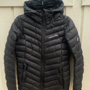 Peak Performance jacka - W FROST DOWN jacka från Peak Performance i storlek XS. Nypris 2999kr  Finns en slitning på nedre delen som endast syns när man verkligen letar. Se sista bilden. Annars mycket fint skick!