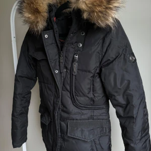 Hollies jacka  - Säljer min fina vinterjacka som endast är använd fåtal gånger och nu är den för liten. Info om jackan:   Livigno heter modellen  Har massa fickor  Äkta avtagbar päls Nypris: 4298:-   Säljer billigt då jag snabbt vill bli av med den. Pruta är ok 