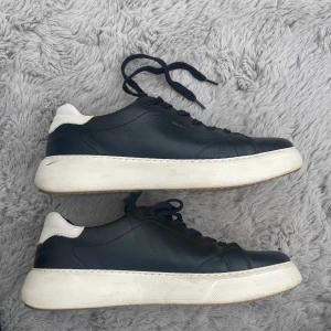 Skor - Gantskor i storlek 40, i nytt skick, lite smuts som kan torkas bort. Säljer då de ej passar mig och vill bli av med dom. Pris kan diskuteras! 