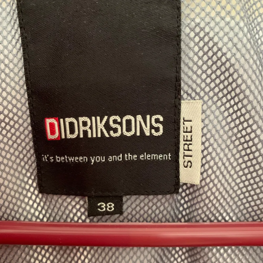 Didriksson jacka, röd i storlek M/38. Takit.