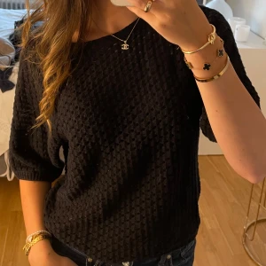Stickad topp  - Svart stickad topp med hål