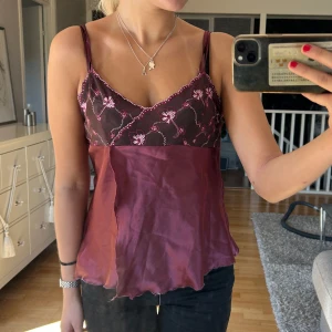 Satin blus - Suuper snygg annorlunda blus! Köpt av en annan tjej på plick, uppsydd längst ner. Säljer då jag tyvär inte för tillräckligt mycket användning. Mesh/spets över bysten 🩵🌟 Relativt låg i rygg