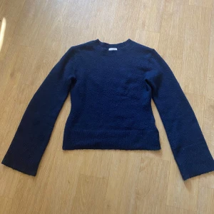 Stickad tröja för höst och vinter.💕 - Den här tröjan e så bekväm o mysig , det finns två hål i tröjan men är super enkelt att fixa och syns knappt och tröjan håller en varm medans man ser fin ut.💖