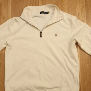 Ralph lauren halfzip - Säljer nu min halfzip då den ej kommer till användning. tröjan är i storlek L men passar även M. produkten är ej äkta