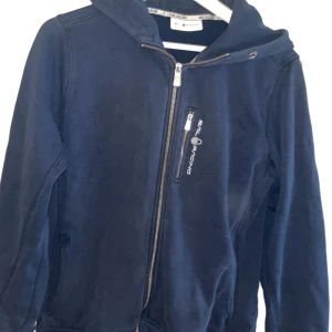 Marinblå sail racing kofta  - Marinblå sailracing kofta. Stl XL. Bra skick!