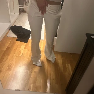 Bikbok kostymbyxor - Säljer dessa kostymbyxor från bikbok då de inte passar längre💗 superbra skick då dom bara är använda ett fåtal gånger, storlek 34 men skulle säga dom passar mer 32. Ja är 168 cm💗