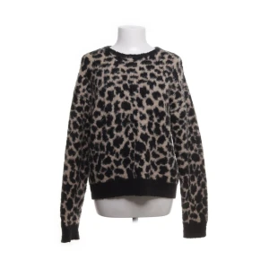 Stickad leopard tröja - Säljer denna fina leopard stickade tröja. Köpt på Sellpy men gott skick! Skriv för mer bilder!!!!💕