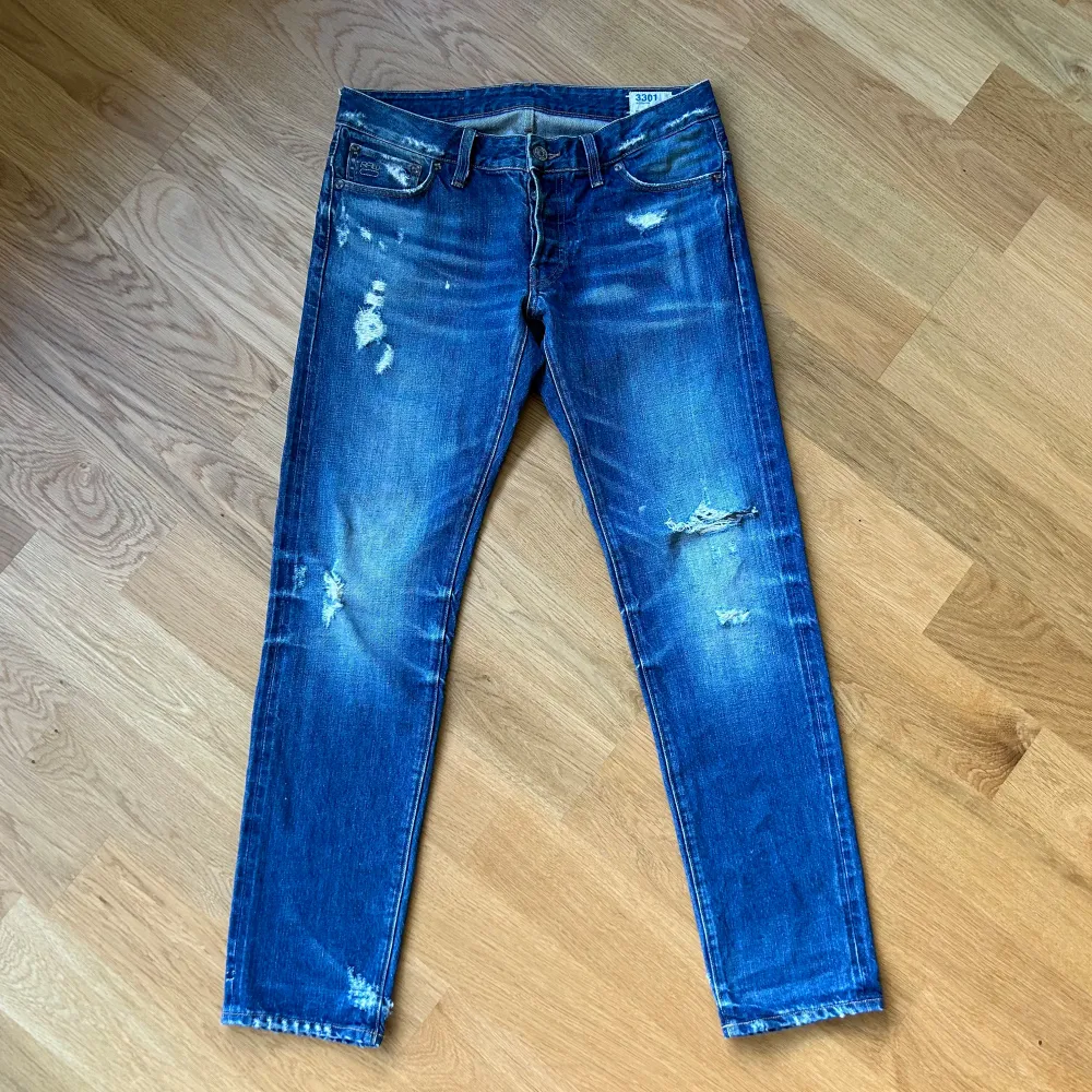 Är i bra skick med slitningar från fabriken. Märket är Gstar och nypris ligger på cirka 1250 kr. Fråga om ni har funderingar eller vill ha fler bilder. . Jeans & Byxor.