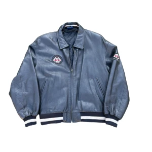 Vintage 1980s umbro skinnjacka  - En tvärfet och unik skinnjacka från 80talet som ändast gjordes i 1000exemplar per storlek. Skicket är mycket bra på den 