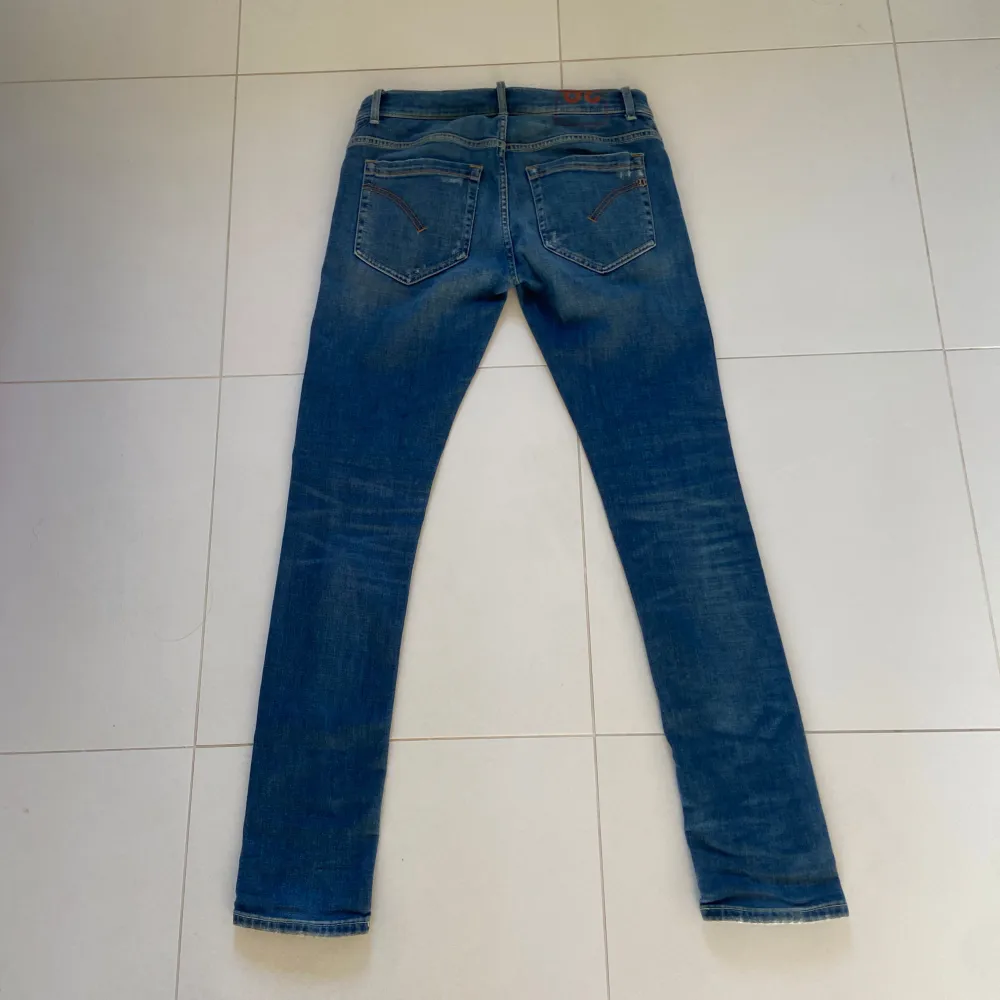 Säljer nu dessa super snygga dondup George Jeans som är i superbra skick som passar till allt året runt, snygga slitningar som är design, skriv för fler bilder/frågor🙌🏼. Jeans & Byxor.