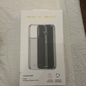 Ideal of Sweden iPhone 14 Pro skal - Oanvänd Säljer ett skal från Ideal of Sweden för iPhone 14 Pro. Skalet är transparent och tillverkat av 100% återvunnet material.  Säljer då jag köpte fel storleks modell. Köpt för 249kr.