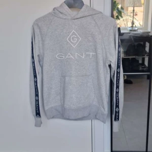 Gant hoodie - Säljer min gråa gant hoodie eftersom den blivit liten och bara tar plats i garderoben. Bra skick 