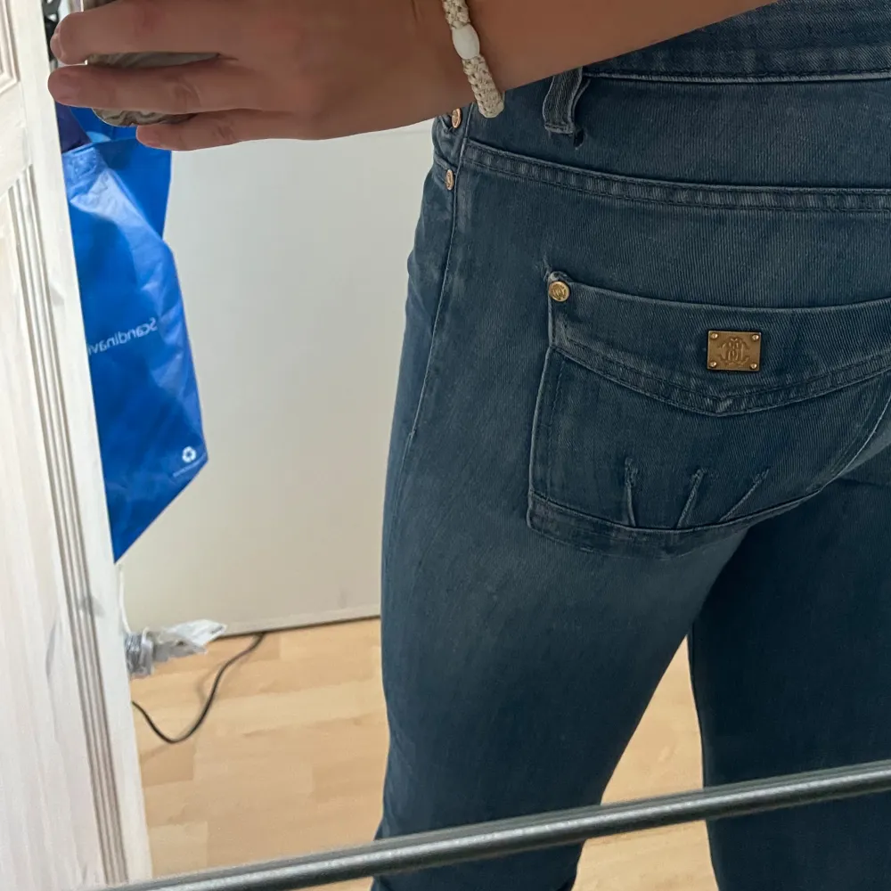 Bootcut jeans från Roberto Cavalli, low waist. Använd fåtal gånger🫶🏼. Jeans & Byxor.