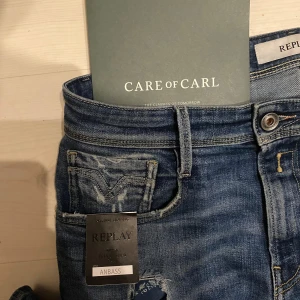 Reaplay aged anbass  - Säljer nu dessa skit feta replay jeans med slitningar  i (31/32) (nypris 2000kr). bara höra av er om ni har några frågor👍🏼
