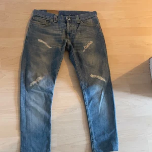 Dondup jeans blå - hej! säljer dessa dondup jeans i ett bra skick! kom dm för mer bilder eller info. Strl:33