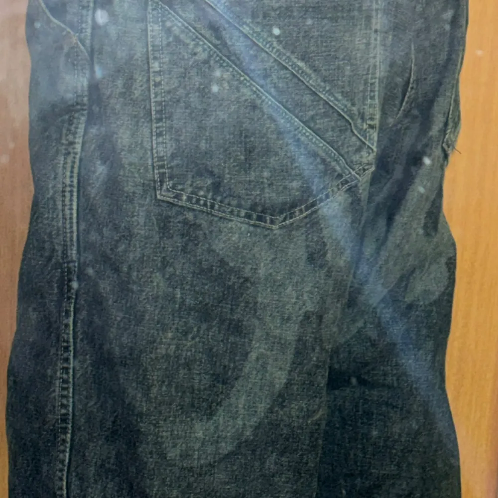 Jätte snygga baggy jeans med något tryck bak (bilden) Har 2 hål längst ner men annars helt okej🔥 Det är resår midja så de passar perfekt runt midjan utan att det ser konstigt ut. Kontakta gärna för mer information🫶 . Farkut & Housut.