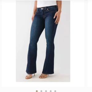 Truereligion jeans - Säljer mina jättefina jeans från true religion i modellen Joey Low rise. De är endast använda en gång och därför i jättebra skick. Stl 24 L 32. Säljer så jag inte riktigt kände att de passade mig.