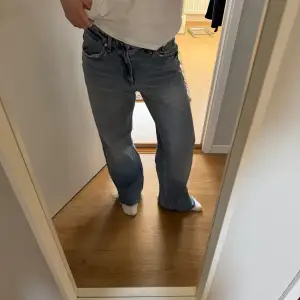 Jeans från Zara storlek 40. Sitter lösare på mig som e 36 vanligtvis. Avklippta nertill. Bra skick. 