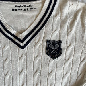 Berkeley cable knit  - Stilren kabelstickad, v-ringad tröja av märket Berkeley! Tröjan är i gott skick och sparsamt använd. Kontakta mig för fler bilder eller frågor!⭐️